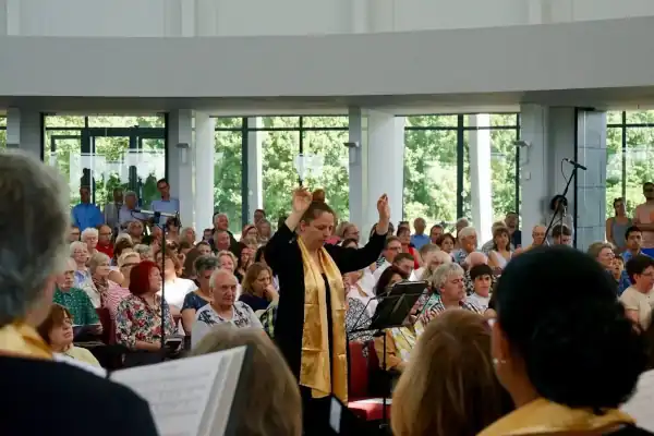 Amelie Dzember dirigiert den Projektchor European Bahá′í Festival 2019